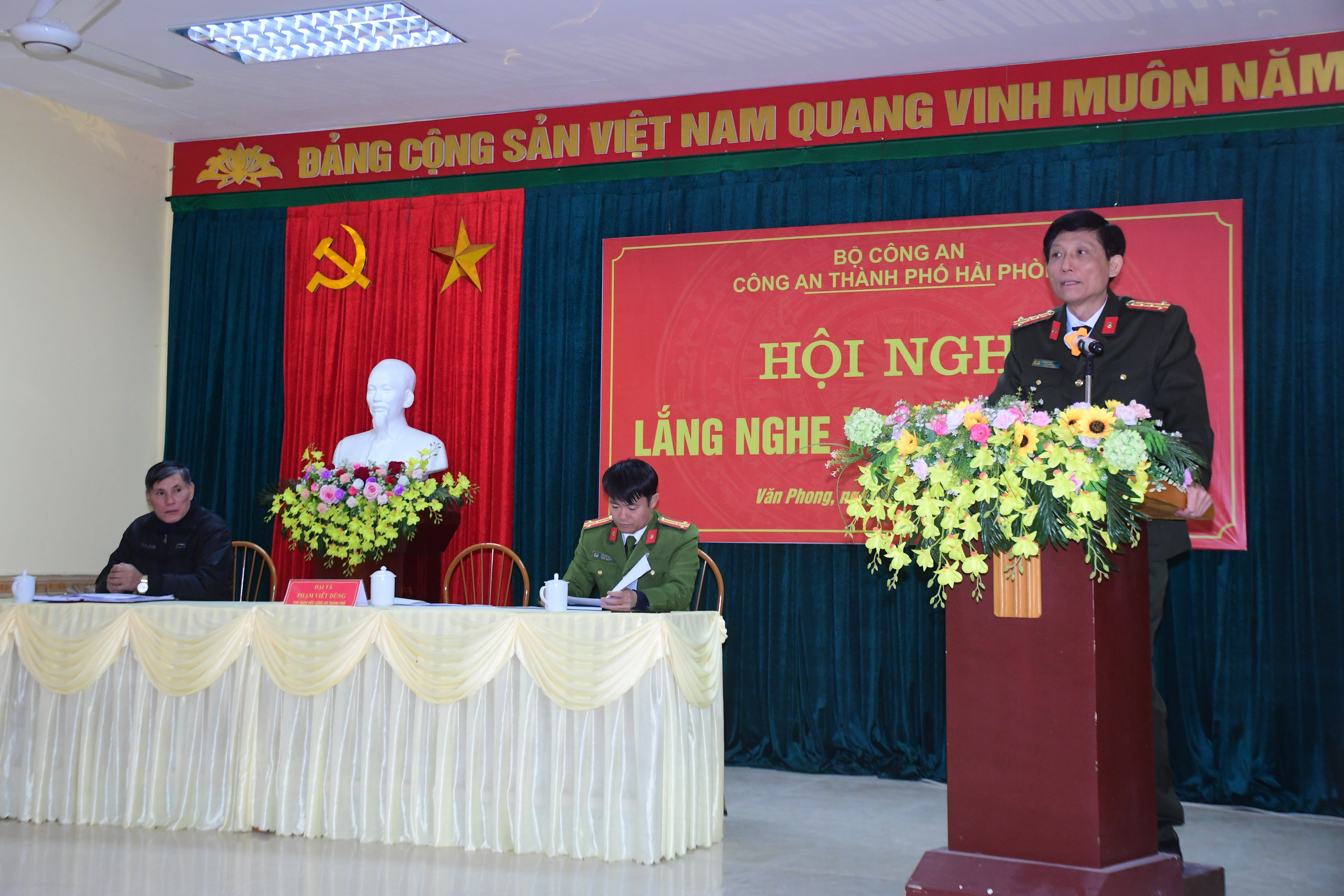 Đại tá Phạm Viết Dũng, Phó Giám đốc CATP lắng nghe ý kiến nhân dân tại xã Văn Phong (huyện Cát Hải)